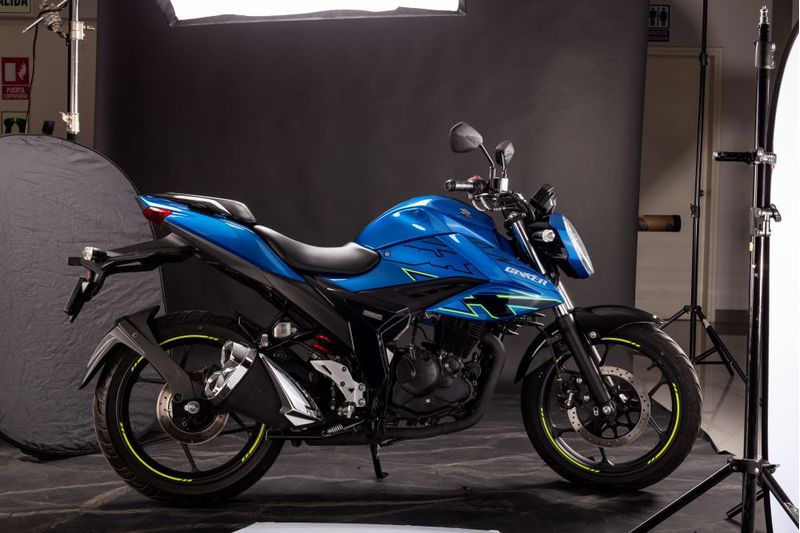 Moto-Suzuki-GSX150-NAKED-Azul