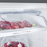 vista en primer plano del compartimento interior optimal fresh zone de refrigeradora samsung mostrando carne guardada en la bandeja superior